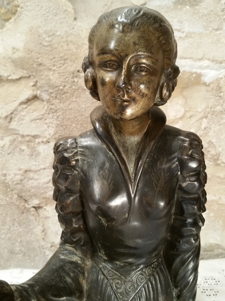 Statue de femme des années 30 Art Déco en régule