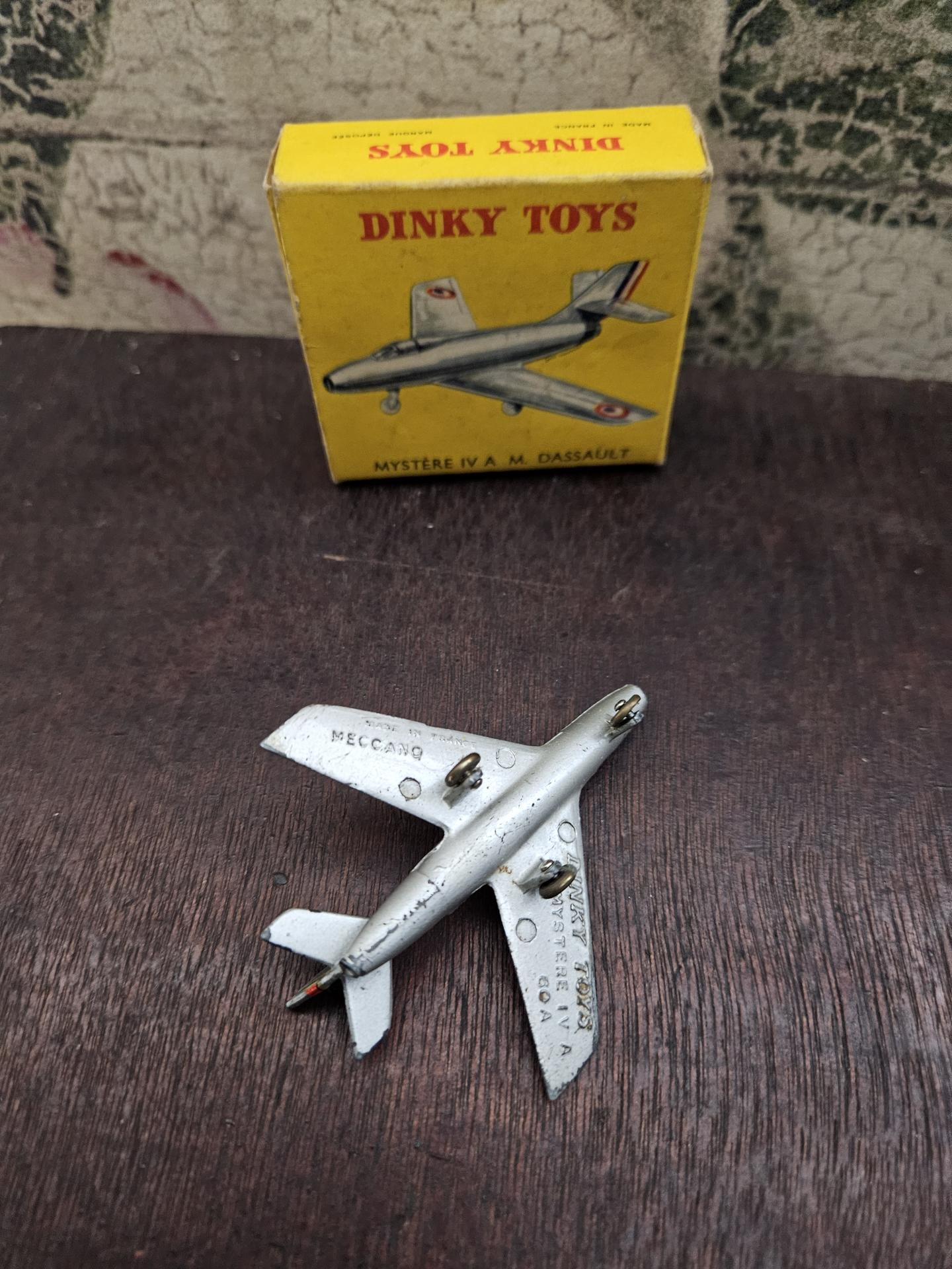 Jouet ancien - Avion Dinky Toys avec sa boite : Mystère IV A Jouet ancien - Avion Dinky Toys avec sa boite : Mystère IV A