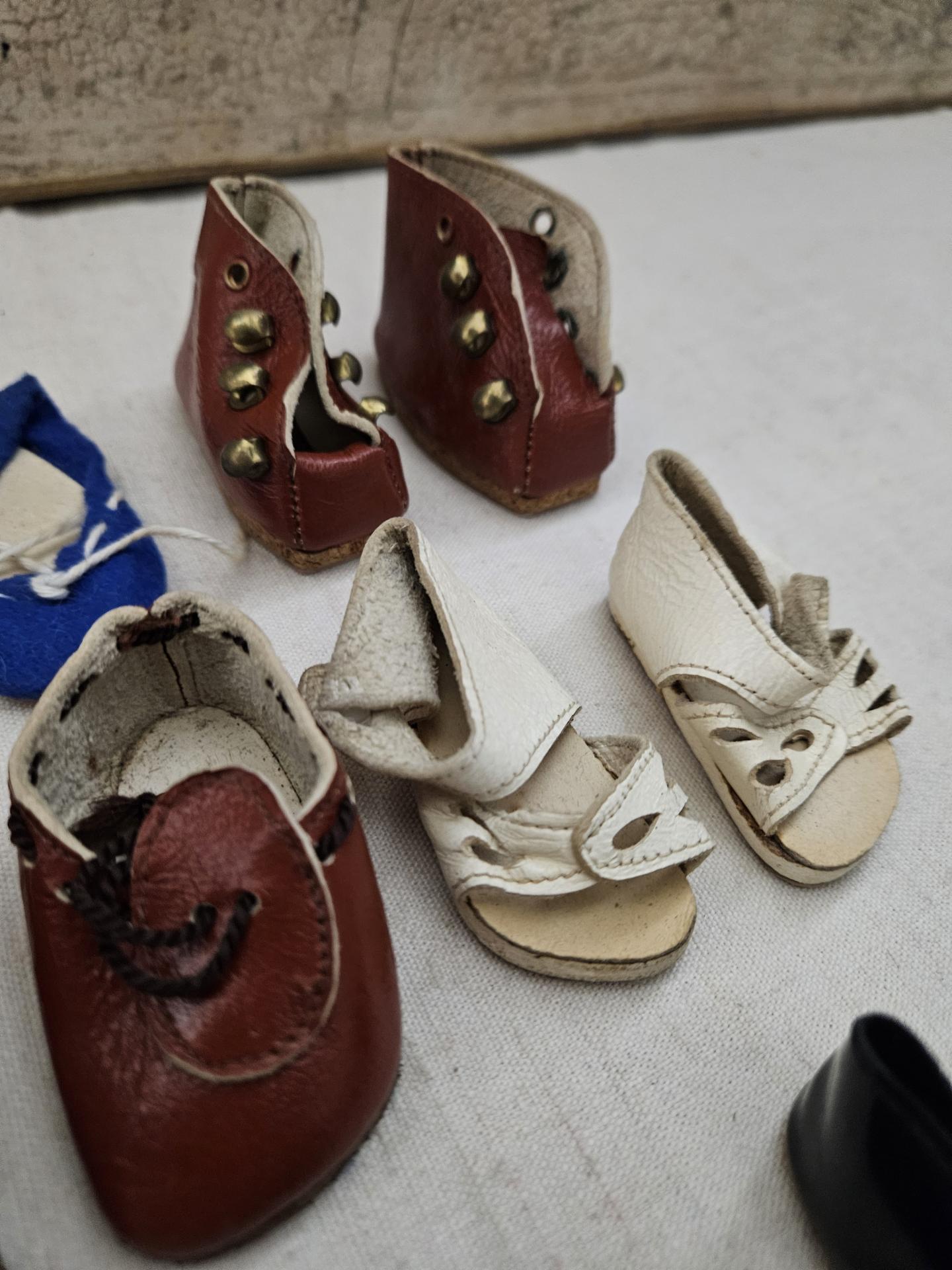 Lot De Chaussures Et Chaussettes Pour Poupées Anciennes - Vintage, Fabrication Française